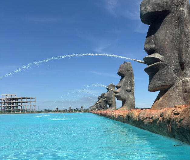 Praia dos Moais